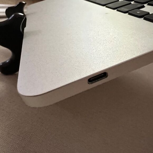 Silver Brydge Pro 12.9 Bluetooth Keyboard for late 2018 model w magnetic cover - Picture 10 of 13